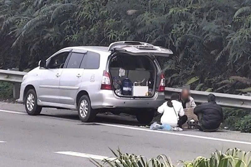 Ôtô dừng đỗ trên cao tốc Nội Bài - Lào Cai. Ảnh: Cục CSGT