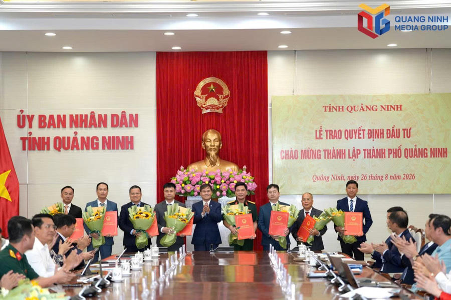 Ông Bùi Văn Khắng, Phó Bí thư Tỉnh ủy, Chủ tịch UBND tỉnh Quảng Ninh, trao Quyết định chấp thuận chủ trương đầu tư, giấy chứng nhận đăng ký đầu tư và quyết định thành lập cụm công nghiệp cho các nhà đầu tư. Ảnh: Báo Quảng Ninh