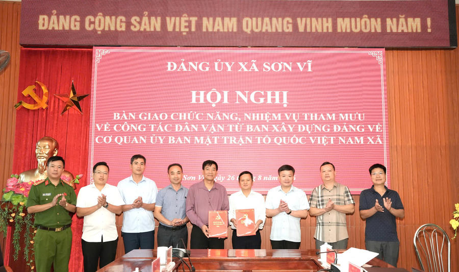 Bàn giao chức năng, nhiệm vụ về công tác dân vận từ Ban Xây dựng Đảng sang Ủy ban MTTQ Việt Nam xã.