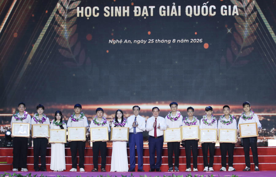 Tặng hoa và Bằng khen cho các em học sinh đạt giải Quốc tế và giải Nhất Quốc gia.