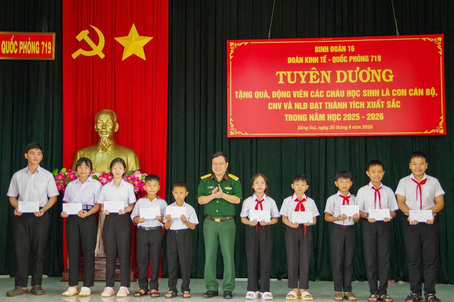 Cháu Vũ Chí Cường, đại diện cho các cháu học sinh có thành tích xuất sắc năm học 2025-2026 phát biểu cảm ơn Đảng ủy, Chỉ huy Đoàn KT-QP 719