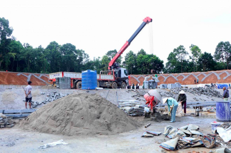 Đơn vị thi công đang gấp rút đẩy nhanh tiến độ.