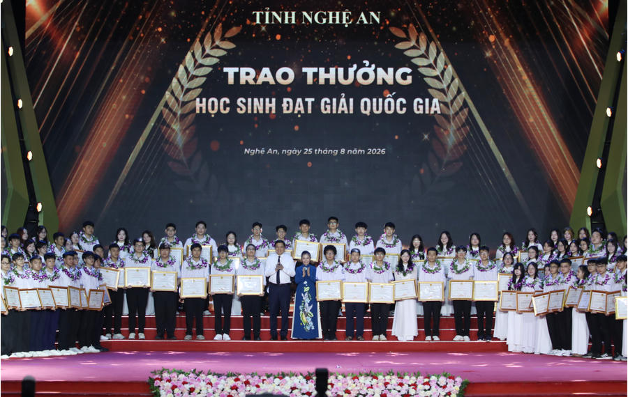 Tặng hoa và trao Bằng khen cho các em học sinh đạt giải Nhì, Ba, Khuyến khích Quốc gia.