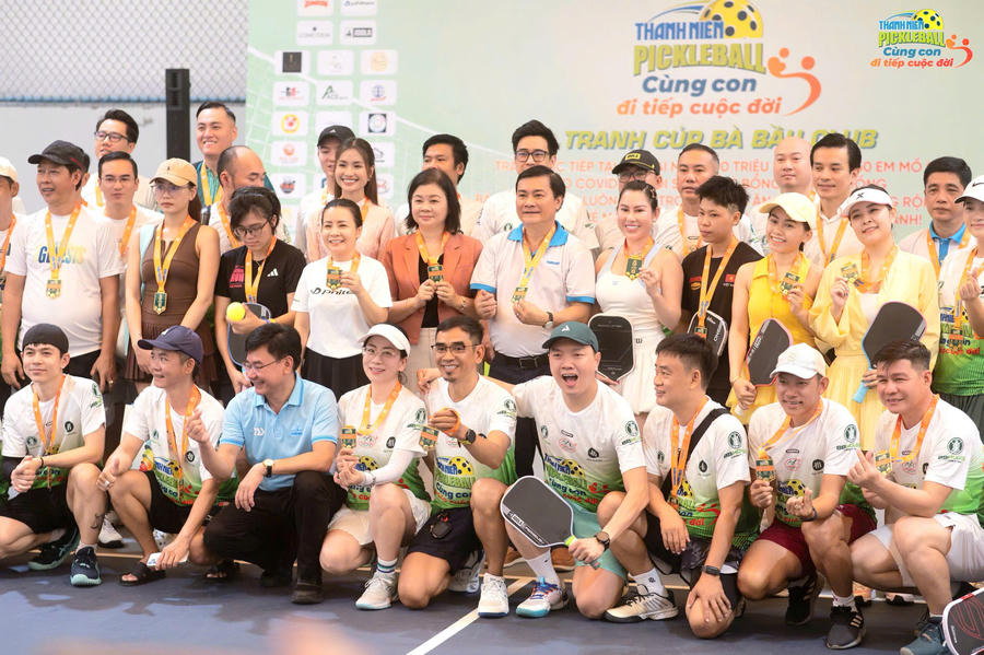 Các vận động viên tham gia giải pickleball thiện nguyện “Cùng con đi tiếp cuộc đời” - cúp Bà Bầu Club chụp hình lưu niệm cùng Nhà báo Nguyễn Ngọc Toàn - Tổng biên tập báo Thanh Niên và Nhà báo Lý Việt Trung, Phó chủ tịch Hội Nhà báo TP.HCM.