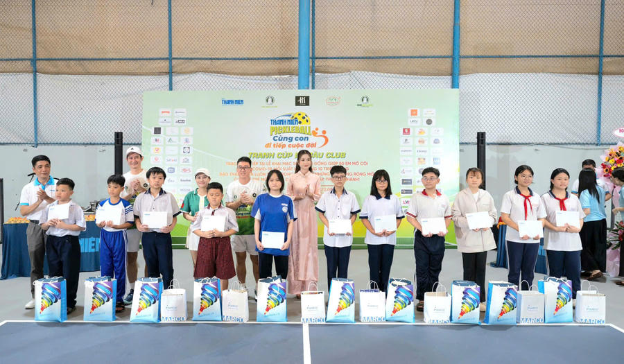 Báo Thanh Niên trao 500 triệu đồng giúp trẻ mồ côi do Covid-19 ở TP.HCM tại giải pickleball thiện nguyện “Cùng con đi tiếp cuộc đời” - cúp Bà Bầu Club.