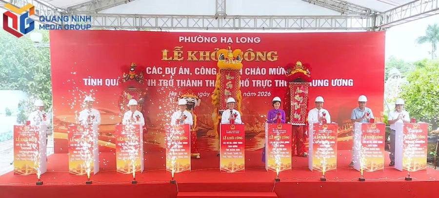 Các đại biểu phường Hạ Long bấm nút khởi công 3 công trình, dự án chào mừng thành phố Quảng Ninh. Ảnh: Báo Quảng Ninh