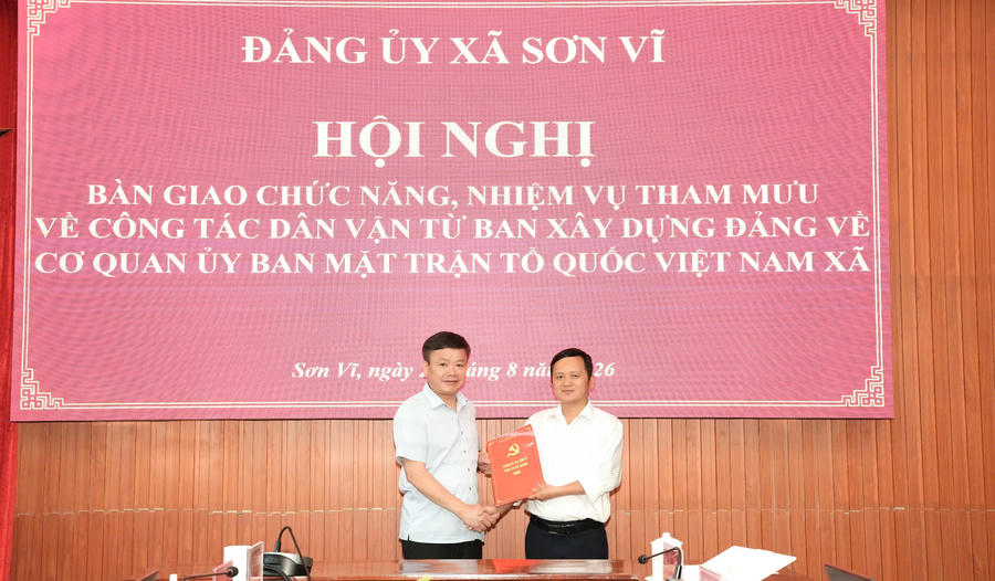 Ông Nguyễn Huy Sắc, Bí thư Đảng ủy, Chủ tịch HĐND xã Sơn Vĩ, trao quyết định phân công phụ trách công tác dân vận cho ông Vàng Mí Dình, Chủ tịch Ủy ban MTTQ Việt Nam xã.