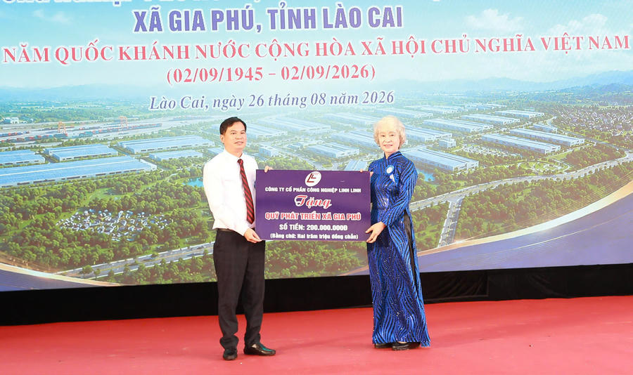 Đại diện Công ty CP Công nghiệp Linh Linh trao tặng Quỹ phát triển xã Gia Phú.