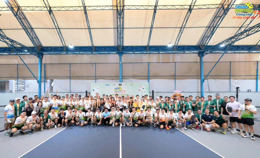 Các vận động viên tham gia giải pickleball thiện nguyện Cùng con đi tiếp cuộc đời - cúp Bà Bầu Club chụp hình lưu niệm.