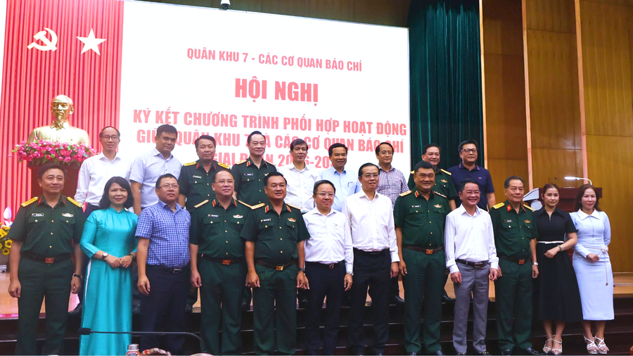 Các đại biểu chụp ảnh lưu niệm tại Hội nghị. (Ảnh: Mai Trang)