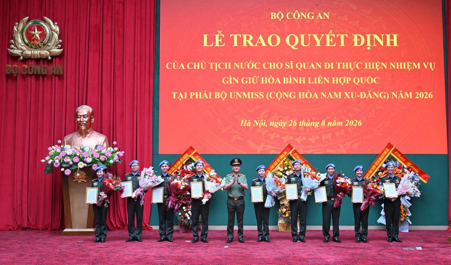 Thừa ủy quyền của Chủ tịch nước, Thứ trưởng Phạm Thế Tùng trao Quyết định của Chủ tịch nước cho 09 sĩ quan đi thực hiện nhiệm vụ tại phái bộ UNMISS. (Ảnh: Bộ Công an)