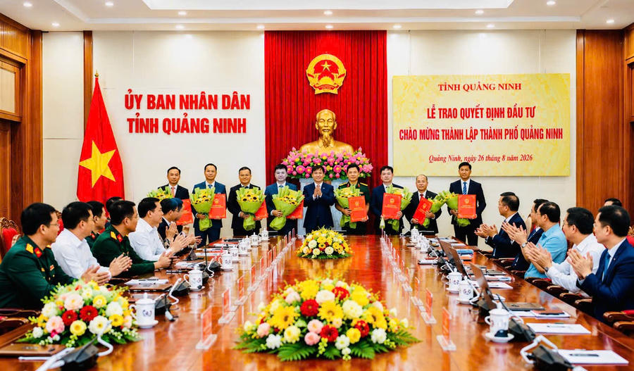 Ông Bùi Văn Khắng, Chủ tịch UBND TP Quảng Ninh, trao quyết định cho các nhà đầu tư, góp thêm nguồn lực cho Thành phố Quảng Ninh bứt phá.