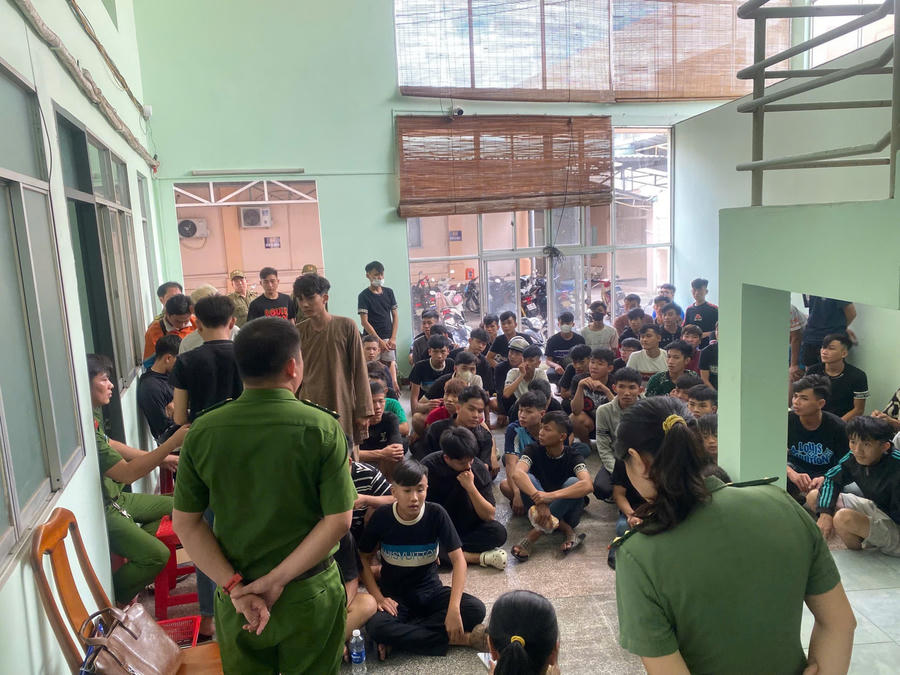 Những thanh niên tụ tập bị đưa về cơ quan công an. Ảnh: Võ Gia.