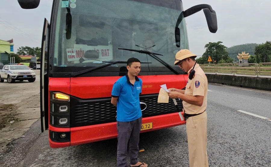 Lực lượng Cảnh sát giao thông tập trung kiểm soát các phương tiện kinh doanh vận tải hàng hóa. (Ảnh: CATH)