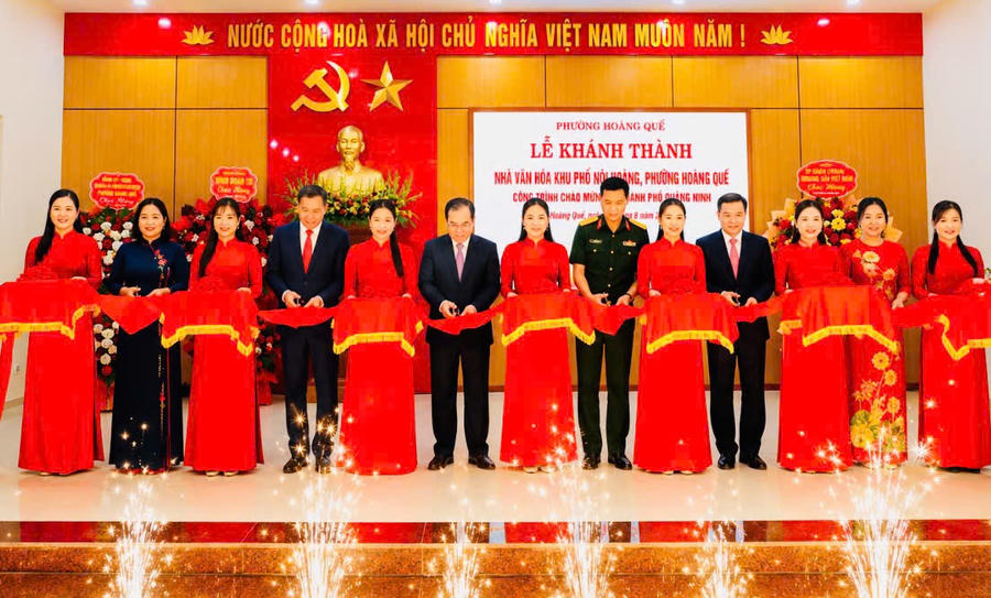 Ông Quản Minh Cường, Ủy viên Trung ương Đảng, Bí thư Tỉnh ủy, Trưởng Đoàn ĐBQH tỉnh, cùng các đại biểu cắt băng khánh thành Nhà văn hóa khu phố Nội Hoàng, phường Hoàng Quế.