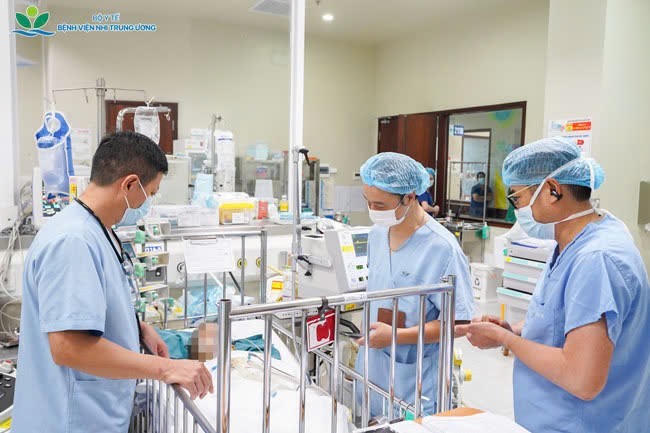 Các bác sĩ khẩn trương thăm khám, hội chẩn và triển khai các biện pháp cấp cứu, tuy nhiên do tình trạng tổn thương quá nặng, trẻ đã không qua khỏi. Các bác sĩ khẩn trương thăm khám, hội chẩn và triển khai các biện pháp cấp cứu, tuy nhiên do tình trạng tổn thương quá nặng, trẻ đã không qua khỏi.
