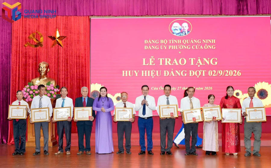 Lãnh đạo phường Cửa Ông trao Huy hiệu 45 tuổi Đảng cho các đảng viên﻿.Ảnh: Báo Quảng Ninh