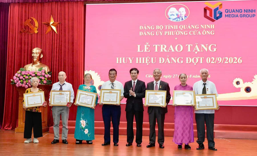 Ông Vũ Quyết Tiến, Phó Bí thư Tỉnh ủy, Chủ tịch Ủy ban MTTQ tỉnh, trao Huy hiệu 60 năm tuổi Đảng cho các đảng viên.Ảnh: Báo Quảng Ninh