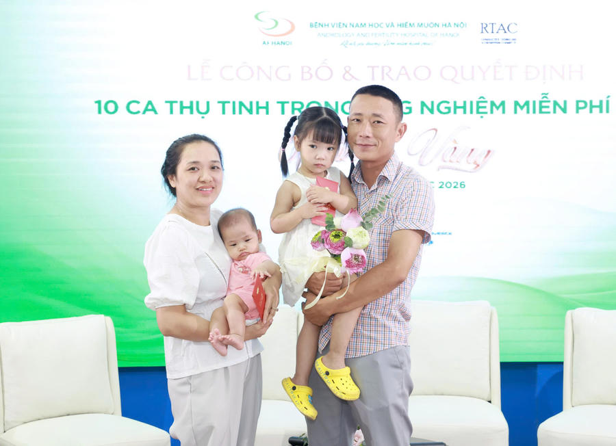 Gia đình chị Nguyễn Thị Trang và anh Phạm Anh Tuấn nhận gói hỗ trợ IVF miễn phí 2019 hạnh phúc bên hai con.