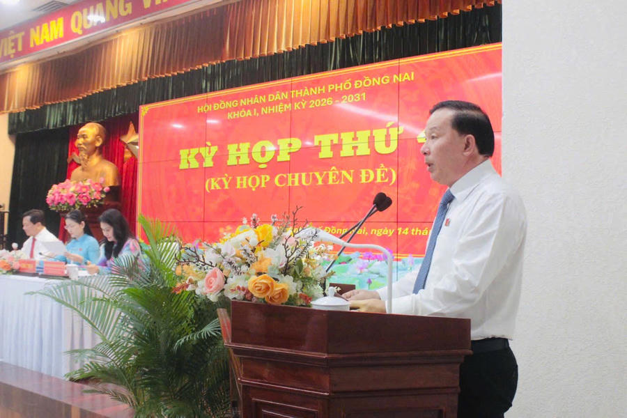 Chủ tịch UBND TP Đồng Nai Nguyễn Văn Út báo cáo tình hình kinh tế - xã hội tại Kỳ họp chuyên đề của HĐND TP Đồng Nai. (Ảnh: Tiến Dũng)