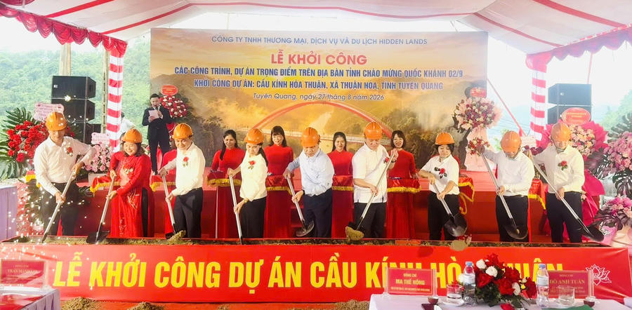 Các đại biểu thực hiện nghi thức khởi công dự án cầu kính Hòa Thuận.