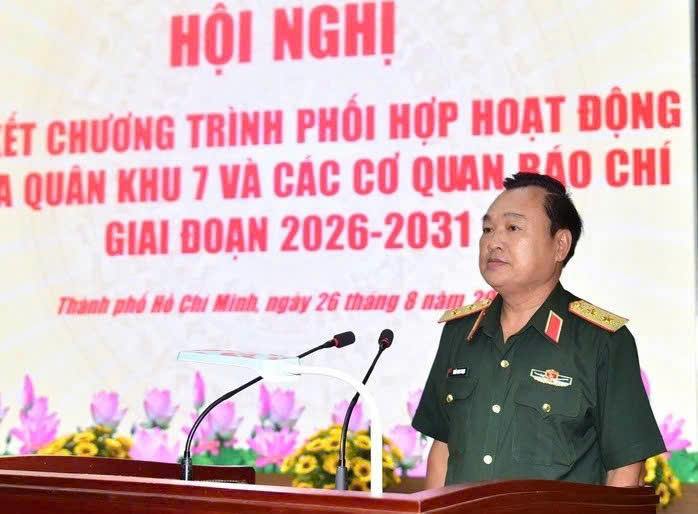 Trung tướng Trần Vinh Ngọc - Chính ủy Bộ tư lệnh Quân khu 7 phát biểu tại Hội nghị. (Ảnh: Mai Trang)