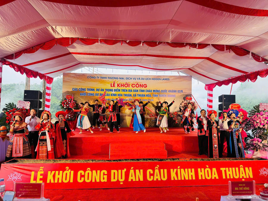 Tiết mục văn nghệ đặc sắc được biểu diễn tại buổi lễ.