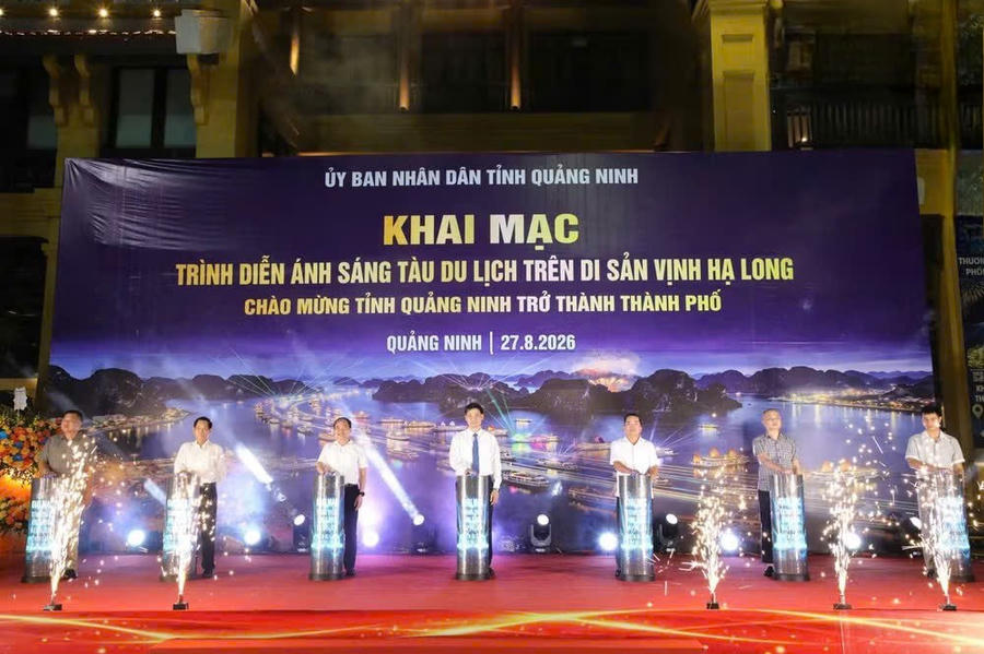 Các đại biểu thực hiện nghi thức khai mạc chương trình trình diễn ánh sáng tàu du lịch trên Di sản vịnh Hạ Long.