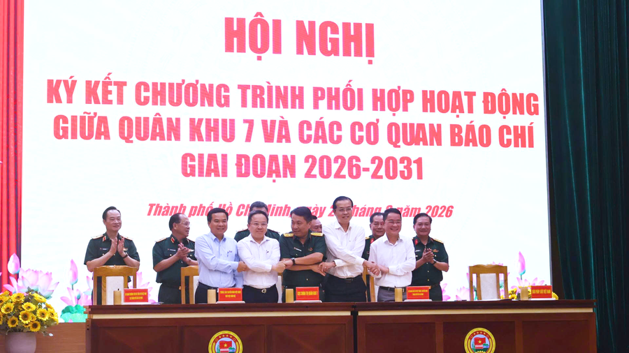 Quân khu 7 ký kết chương trình phối hợp với 4 cơ quan báo chí. (Ảnh: Mai Trang)