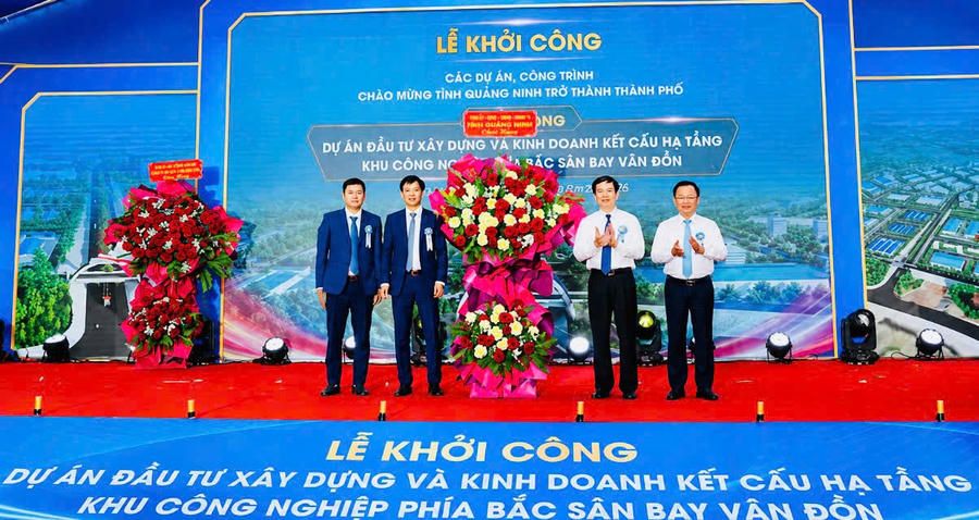 Các đại biểu thực hiện nghi thức khởi công dự án, đánh dấu bước triển khai một công trình công nghiệp quy mô lớn, bổ sung năng lực sản xuất và mở thêm dư địa tăng trưởng cho TP Quảng Ninh.