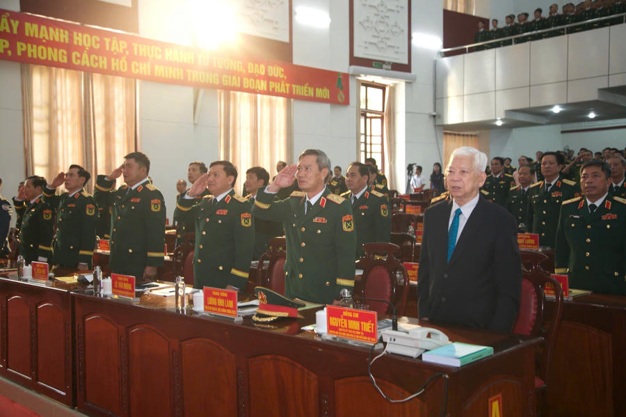 Nguyên Ủy viên Bộ Chính trị, nguyên Chủ tịch nước Nguyễn Minh Triết đến dự và chung vui cùng lãnh đạo Nhà trường- Ảnh Hoàng Phúc.
