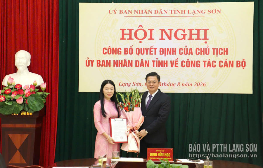 Ông Đinh Hữu Học, Phó Chủ tịch Thường trực UBND tỉnh Lạng Sơn trao quyết định và tặng hoa chúc mừng tân Giám đốc Sở Ngoại vụ. (Ảnh: Báo Lạng Sơn).