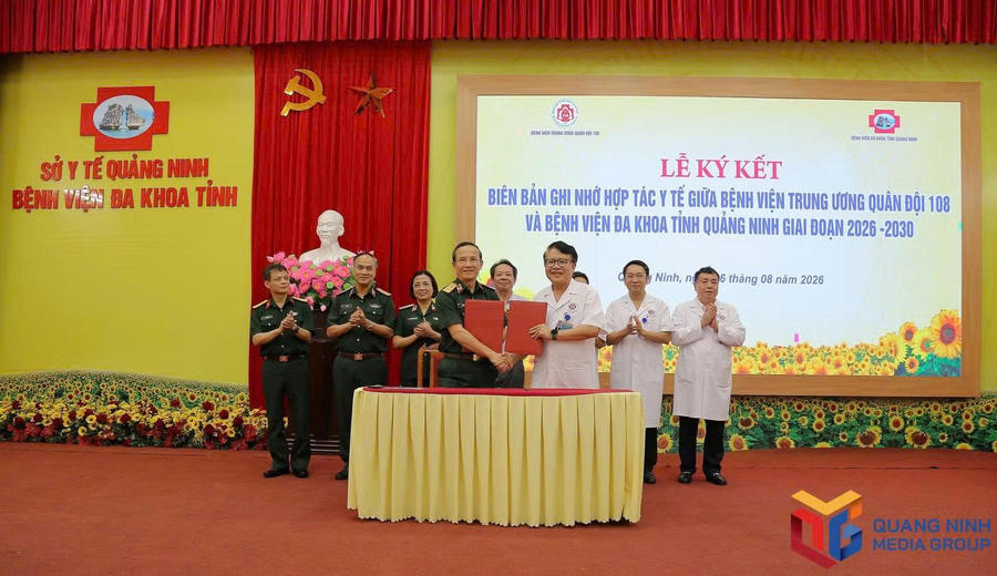 Giám đốc Bệnh viện Đa khoa Quảng Ninh và Bệnh viện Trung ương Quân đội 108 ký kết biên bản ghi nhớ hợp tác. Giám đốc Bệnh viện Đa khoa Quảng Ninh và Bệnh viện Trung ương Quân đội 108 ký kết biên bản ghi nhớ hợp tác.