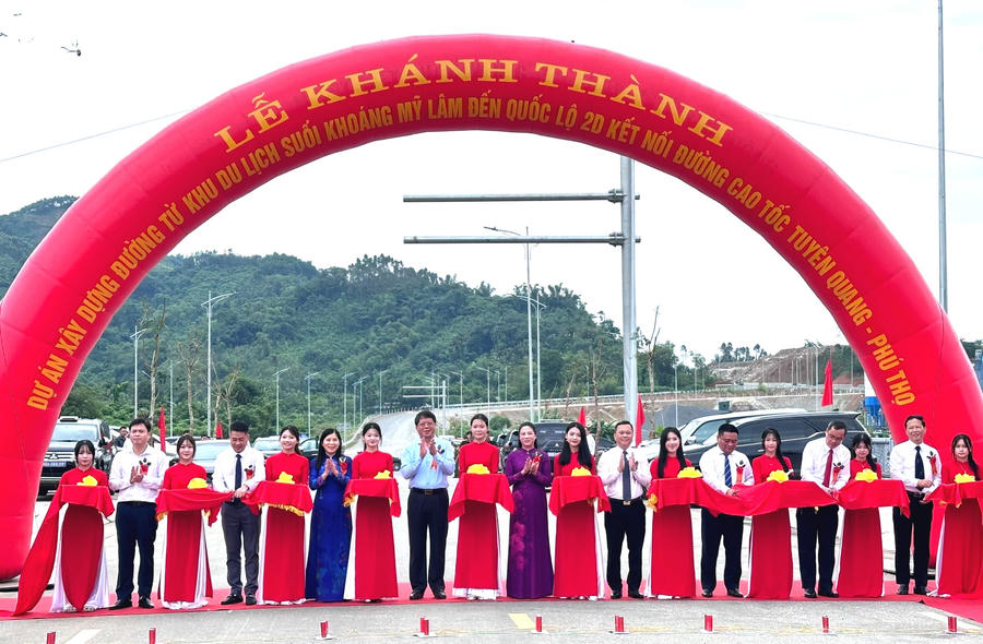 Đại biểu cắt băng khánh thành dự án tuyến đường từ Khu du lịch suối khoáng Mỹ Lâm đến Quốc lộ 2D, kết nối với đường cao tốc Tuyên Quang-Phú Thọ.
