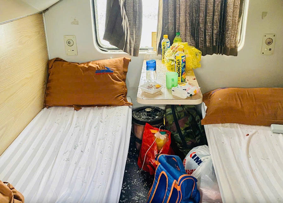 Một toa tàu bị vỡ kính do bị ném đất, đá khi lưu thông qua địa bàn TP Đồng Nai. Ảnh: TT