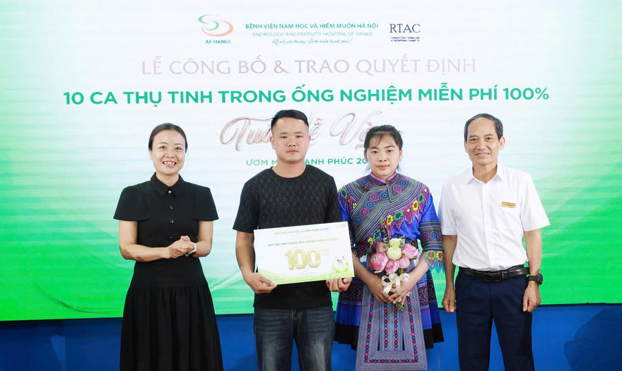Gia đình chị Vàng Thị Say và anh Sùng Seo Sài nhận gói hỗ trợ IVF miễn phí 100% Tuần Lễ Vàng 2026.