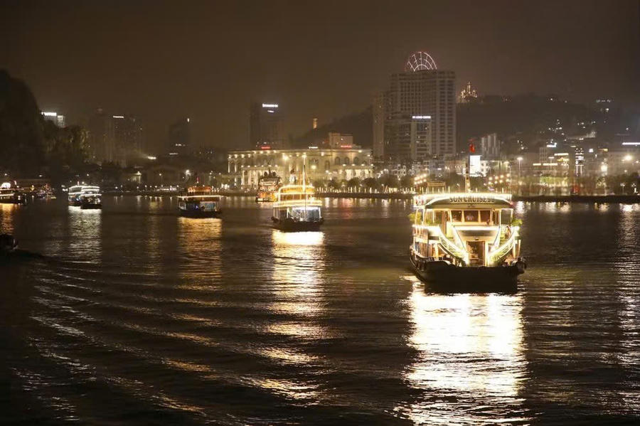 Tàu du lịch rực sáng trên vịnh Hạ Long trong đêm trình diễn ánh sáng. Tàu du lịch rực sáng trên vịnh Hạ Long trong đêm trình diễn ánh sáng.