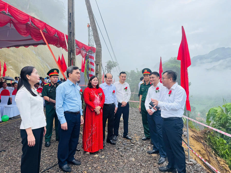 Các đồng chí lãnh đạo tham quan vị trí xây dựng cầu kính Hòa Thuận bắc qua sông Miện.
