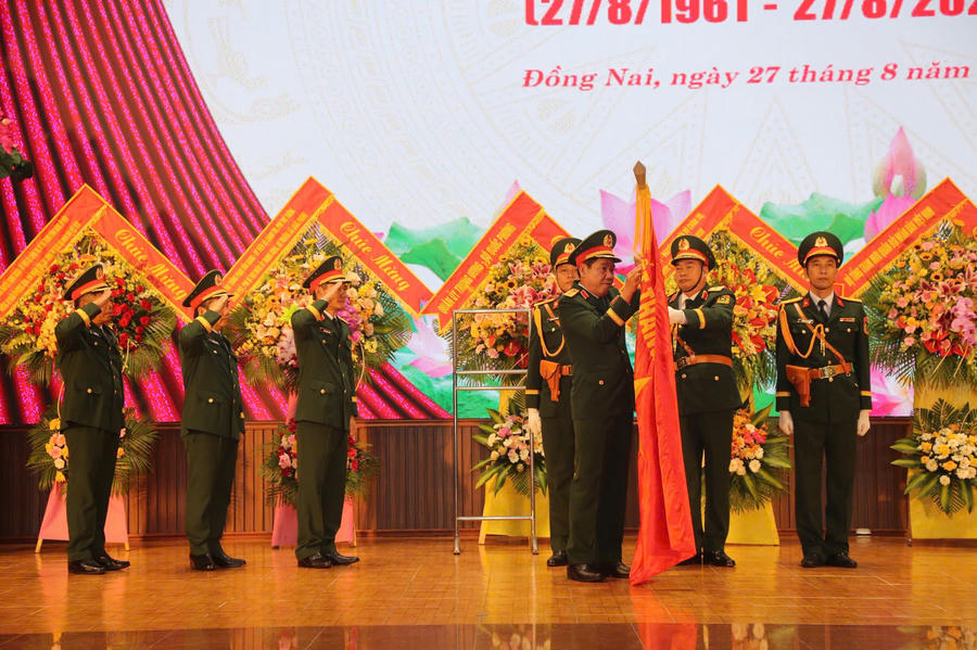 Thượng tướng Nguyễn Văn Gấu thừa ủy quyền của Chủ tịch nước gắn Huân chương Bảo vệ Tổ quốc cho nhà trường- Ảnh Hoàng Phúc