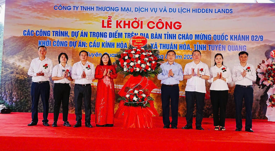 Ông Ma Thế Hồng, Phó Bí thư Tỉnh ủy, Chủ tịch Ủy ban MTTQ Việt Nam tỉnh cùng lãnh đạo tỉnh tặng hoa chúc mừng lãnh đạo xã Thuận Hòa và Công ty TNHH Hidden Land.
