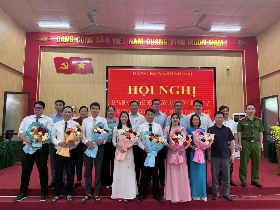 Lãnh đạo xã Minh Đài chụp ảnh cùng các cán bộ mới được bổ nhiệm VP Đảng ủy và các phòng chuyên môn UBND xã.