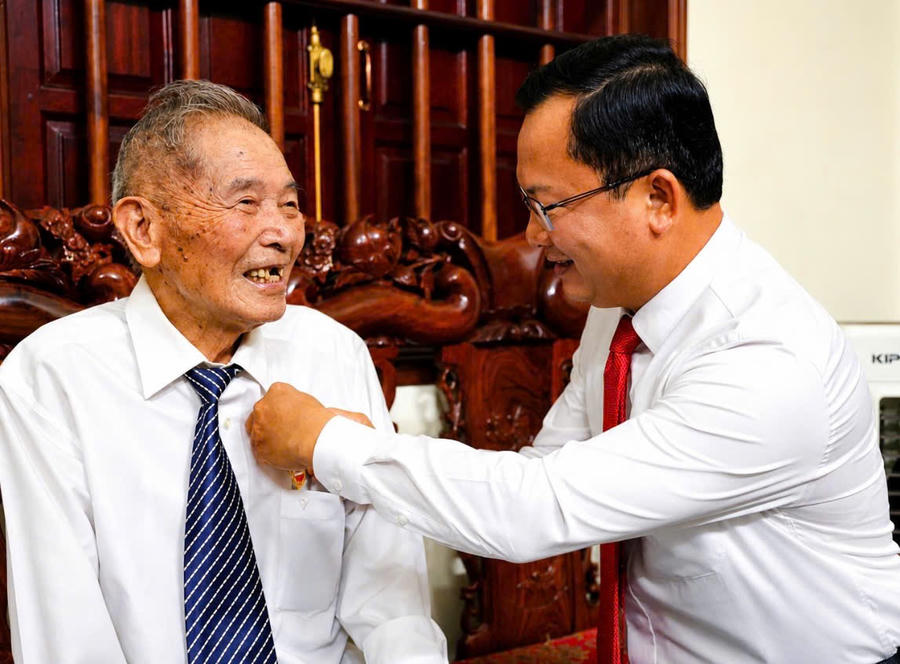 Lãnh đạo Đặc khu Vân Đồn trao Huy hiệu 70 năm tuổi Đảng cho ông Phạm Học tại nhà riêng.