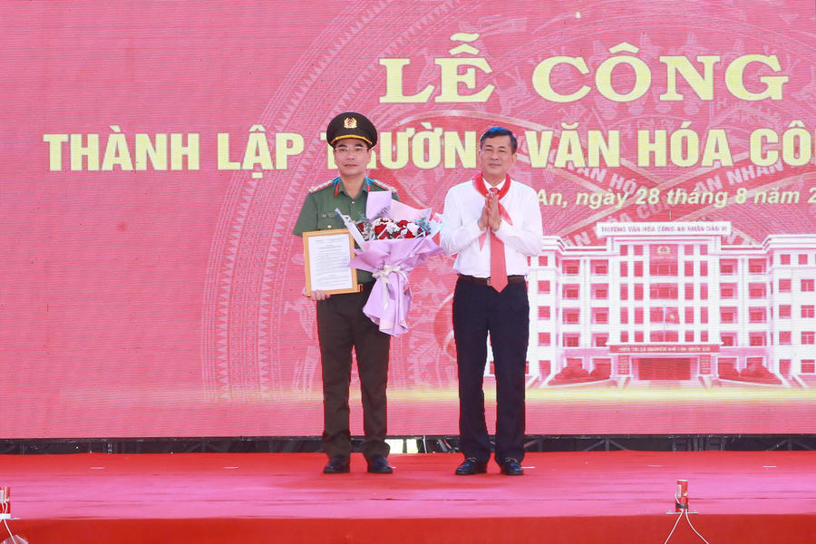Trao quyết định của UBND tỉnh Nghệ An về việc thành lập Trường Văn hóa Công an nhân dân VI.
