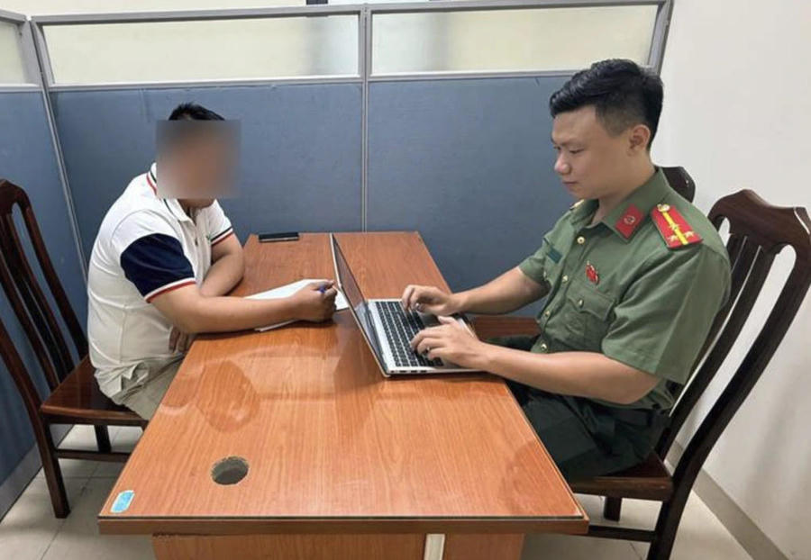 Quản trị viên trang FB "Giao thông văn minh" tại trụ sở PC05. Ảnh Công an TP Hà Nội
