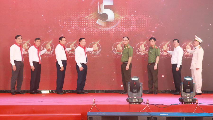Thực hiện nghi thức khai bút mở trường.