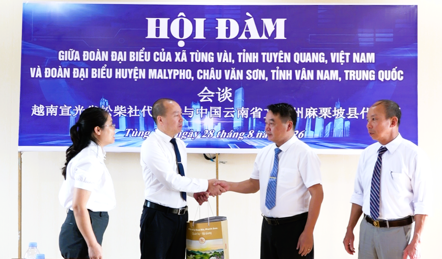 Hai bên tặng quà tại buổi hội đàm. Ảnh: Hoàng Chính.
