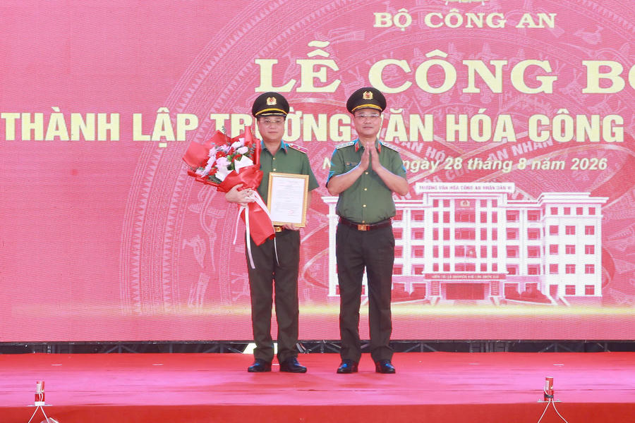 Trao Quyết định của Bộ trưởng Bộ Công an, tặng hoa chúc mừng bổ sung Trường Văn hóa Công an nhân dân VI vào tổ chức bộ máy của Công an tỉnh Nghệ An.