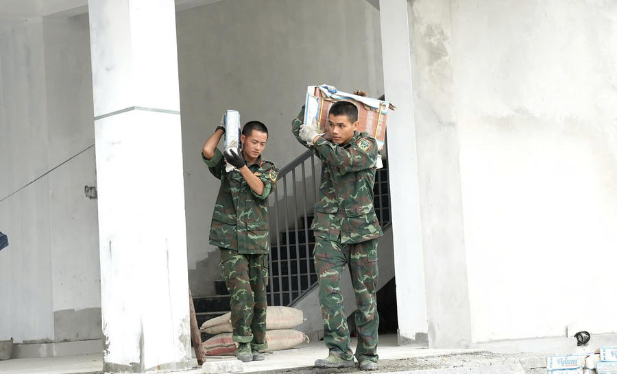 Cán bộ, chiến sĩ Quân khu 2 vận chuyển vật tư, góp phần đẩy nhanh tiến độ hoàn thiện trường học.