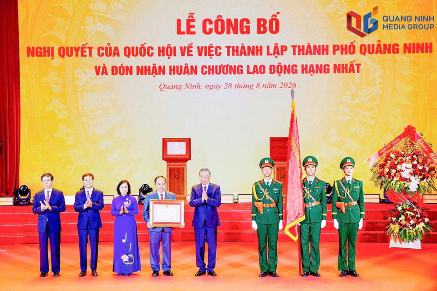 Tổng Bí thư, Chủ tịch nước Tô Lâm trao Huân chương Lao động hạng Nhất cho Đảng bộ, chính quyền và nhân dân thành phố Quảng Ninh.Ảnh: Báo Quảng Ninh
