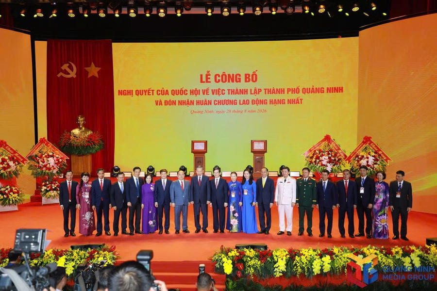 Tổng Bí thư, Chủ tịch nước Tô Lâm chụp ảnh với lãnh đạo thành phố Quảng Ninh.Ảnh: Báo Quảng Ninh